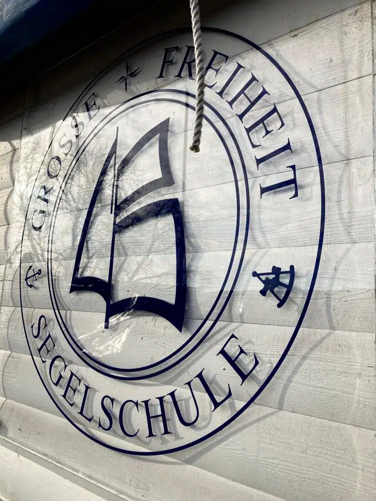 grosse-freiheit-logo-schild Segelschule Große Freiheit Logo
